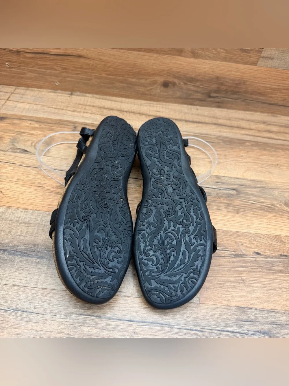 Naot Dorith  size L9 Black Strappy Leather T-Strap Sandals